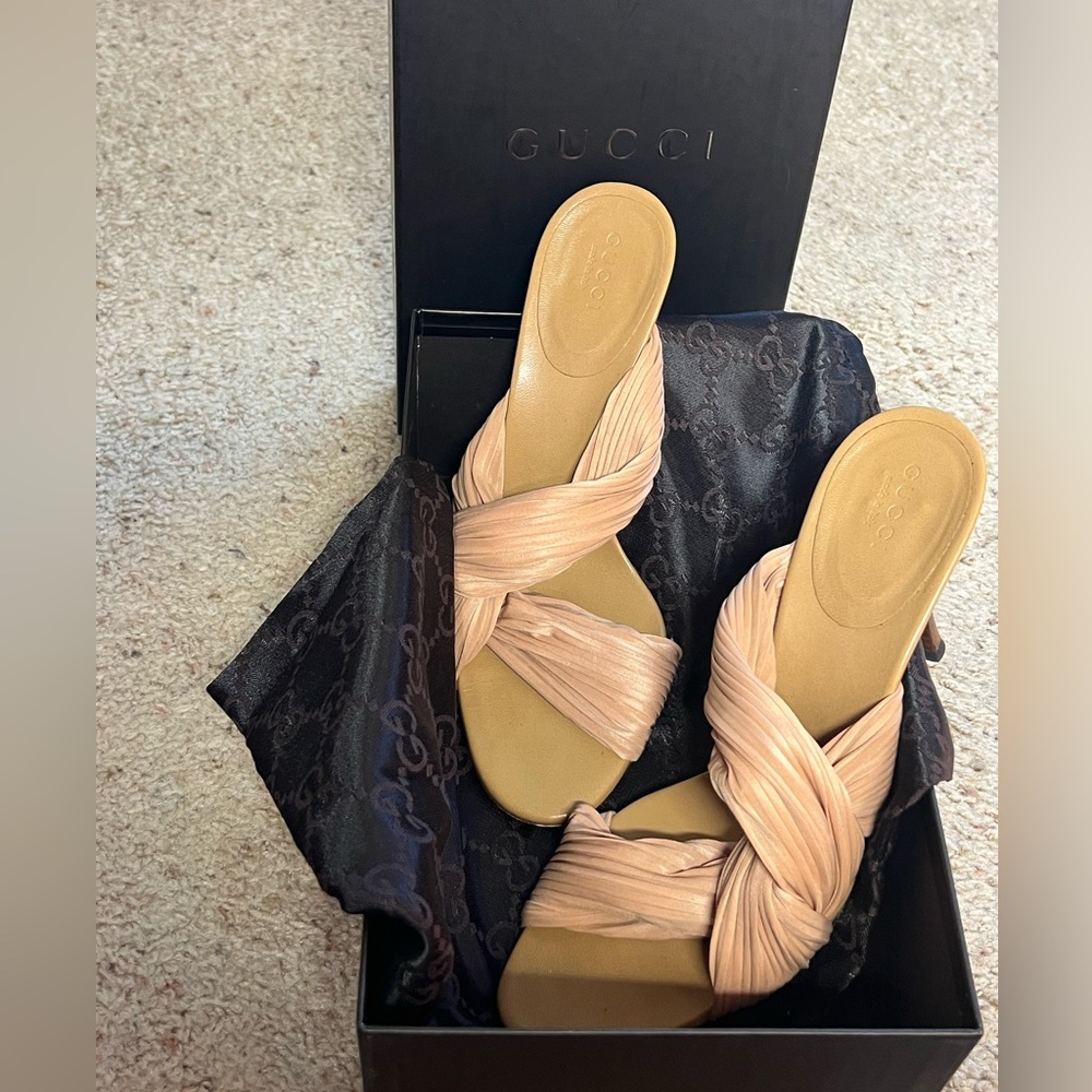 Gucci small heel  stretch, fabric, beige color